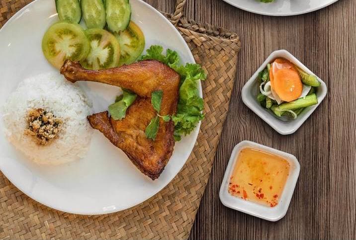 01.Steamed Rice with Fried Chicken