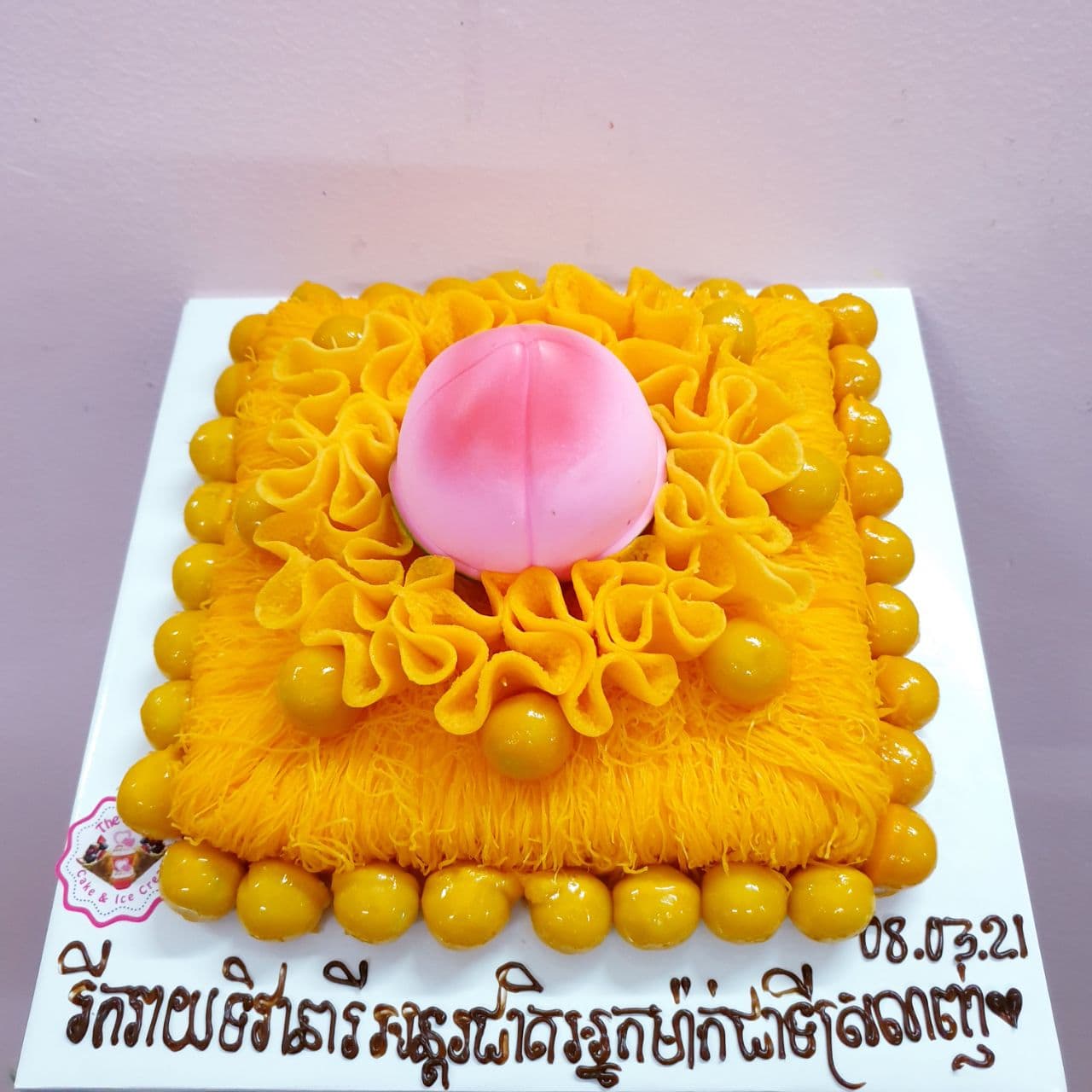 17.Corner -shaped Golden veil Cake with round Jackfruit