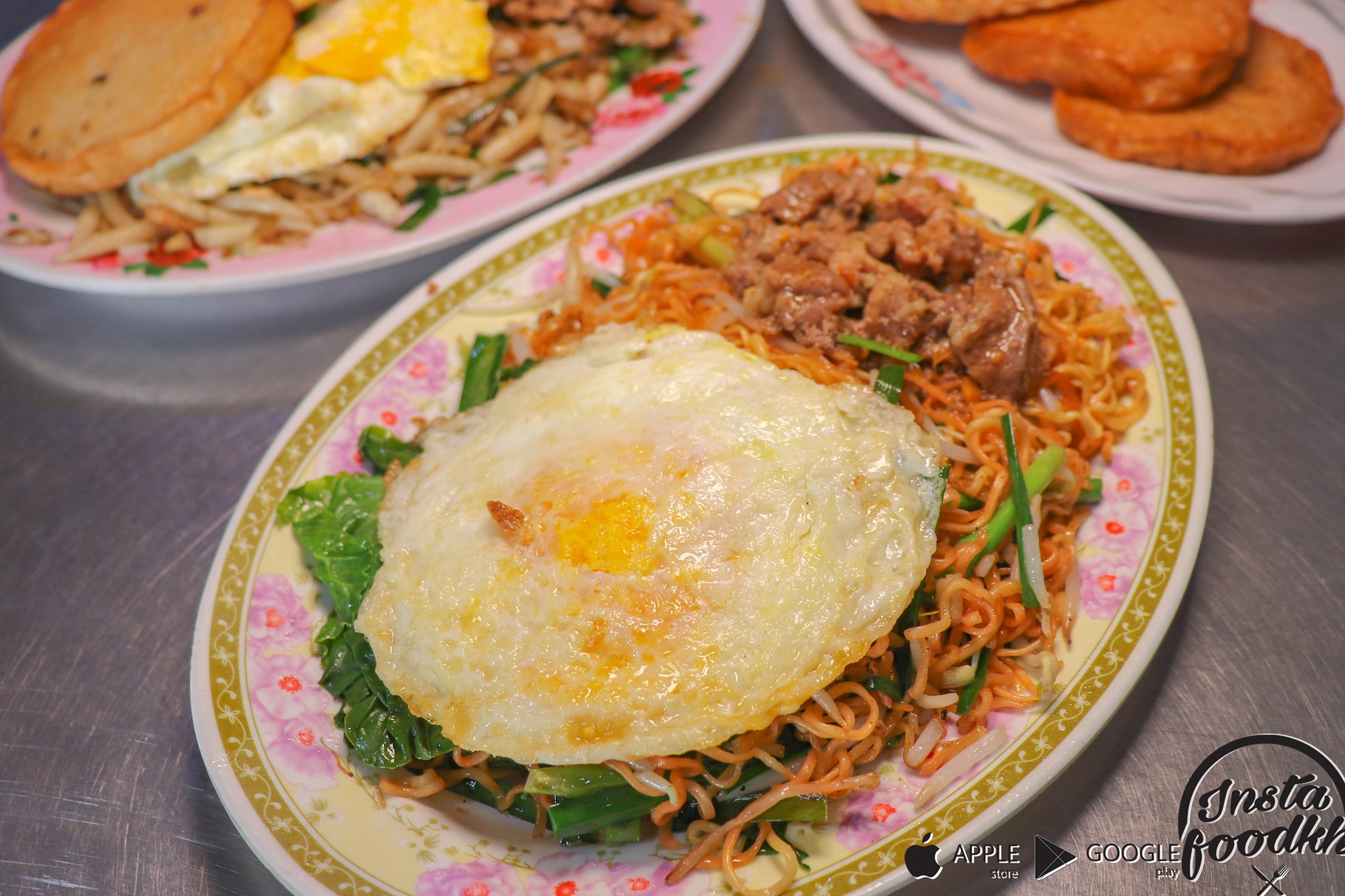 Fried Instant Noodle with Pate and Egg
