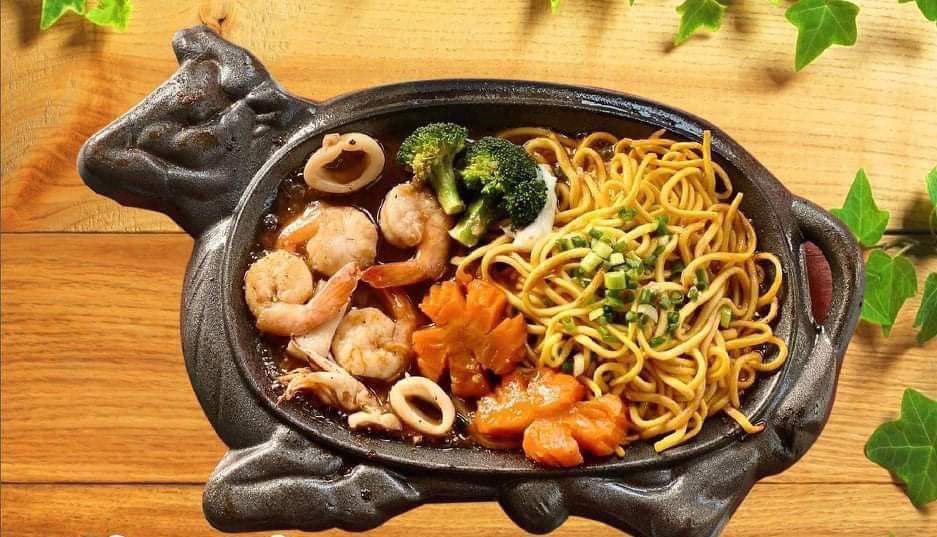 35.Seafood on hot pan with noodle (Extra beef)
