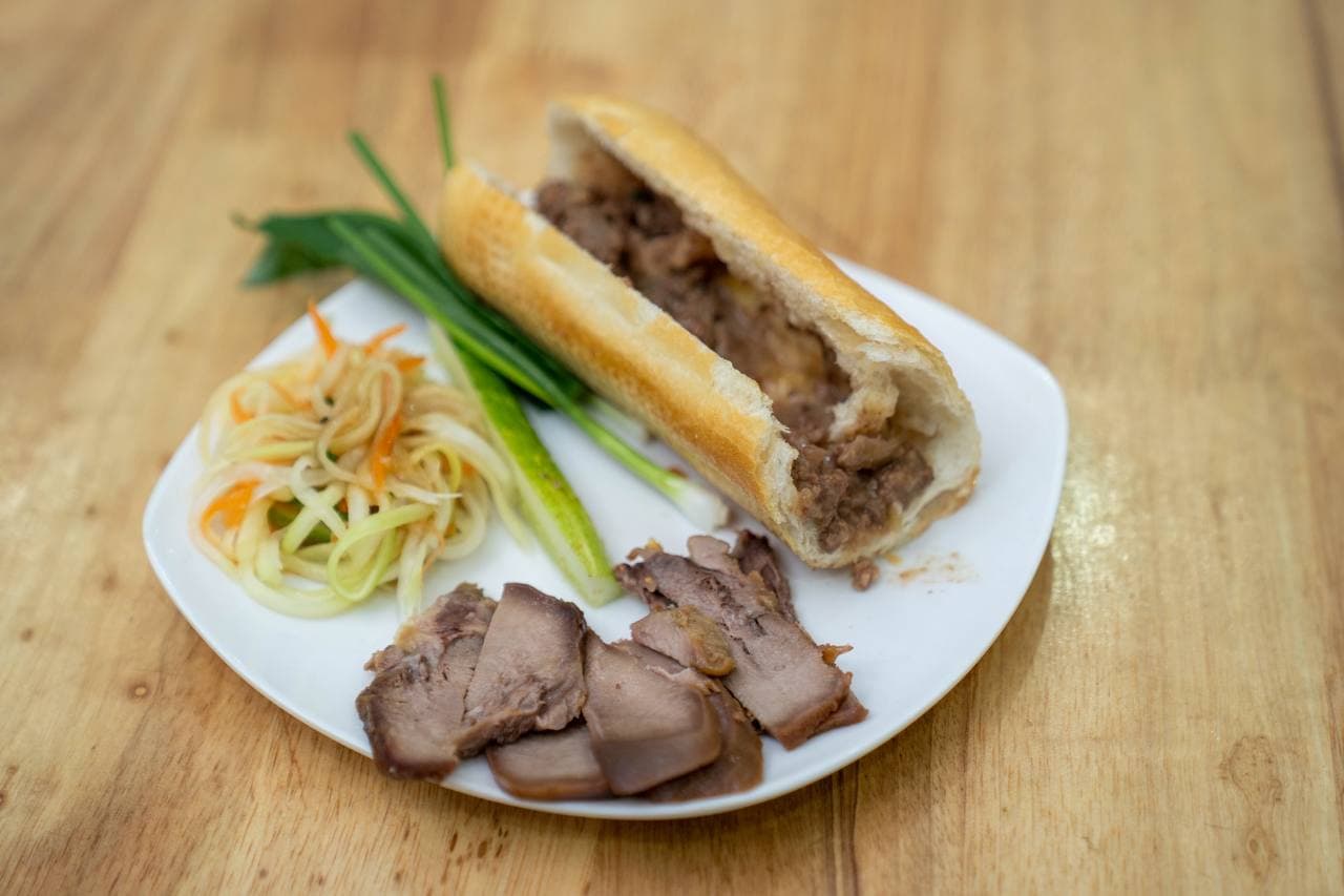 08.Pork tongue with Bread (Half)