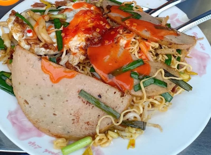 Fried Chinese Noodle with Pate and Egg