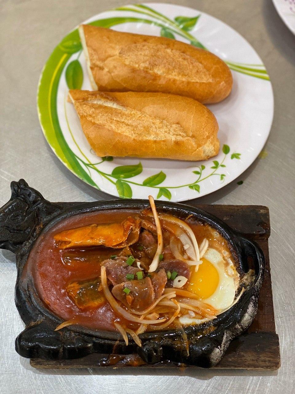 12.Braised Fish on Hot Pan with Bread ,Egg