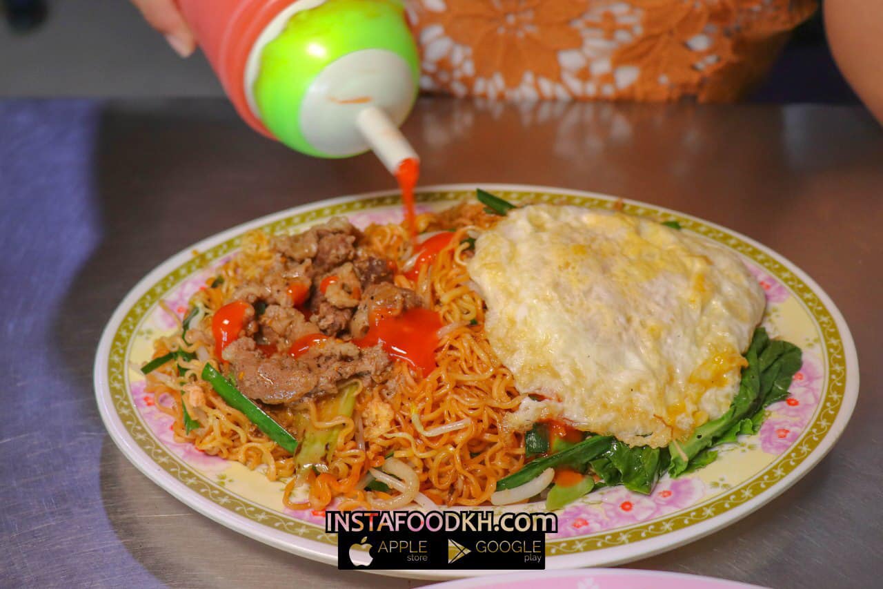 Fried Instant Noodle with Beef and Egg