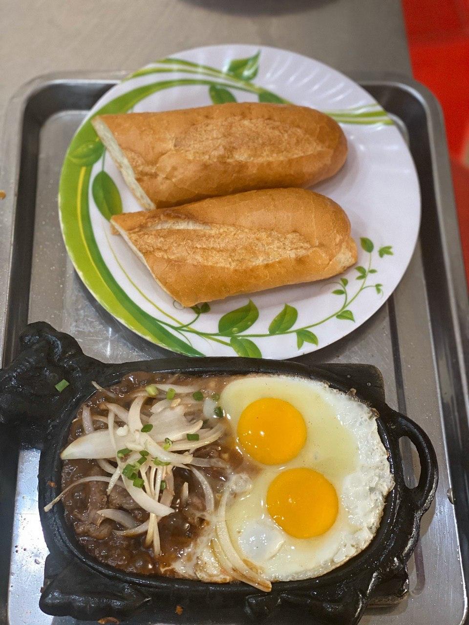 08.Beef on Hot Pan with Bread (Extra Egg)