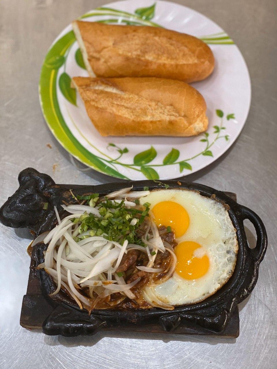 10.Beef on Hot Pan with Bread (Extra Beef ,Egg)